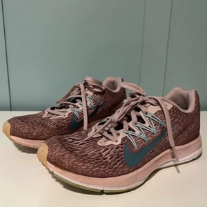 Nike Zoom Winflo 5 in Gray/Pink. Cushlon St. Size 9.‎